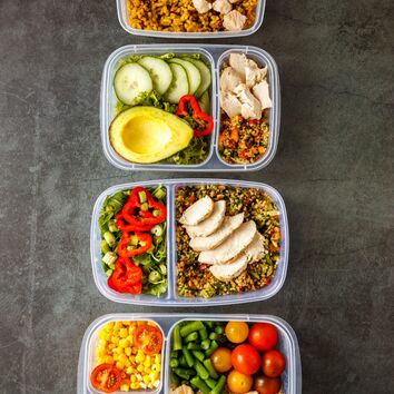 2 Tupperdosen mit Mahlzeiten