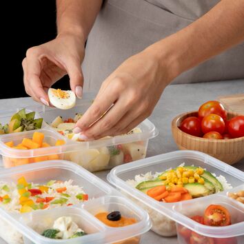 Befüllung von Frischhaltedosen mit Gemüse