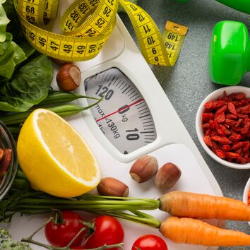 Möhren, Zitrone, Tomaten, Mandeln, Chilischoten, rote Linsen und eine Waage