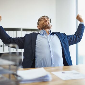 Mann entspannt seinen Brustwirbelsäule mit Dehnungsübung