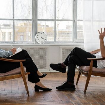 Frau und Mann in einem Therapiegespräch