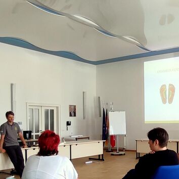 Referent Niels Böttger beim Workshop Fußgesundheit