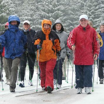 Nordic Walking Gruppe im Winter im Schnee