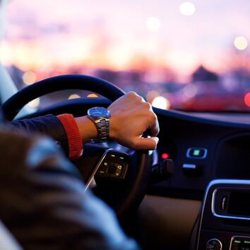 Busfahrer am Lenkrad bei Nacht